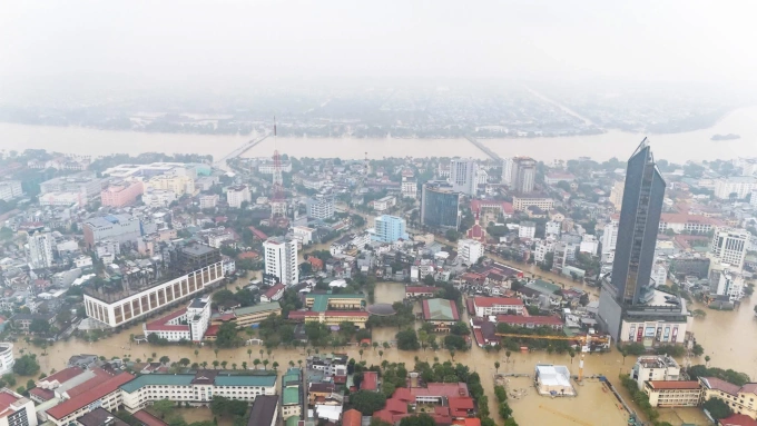 Hàng trăm nghìn học sinh miền Trung có thể nghỉ học dài ngày vì mưa lũ