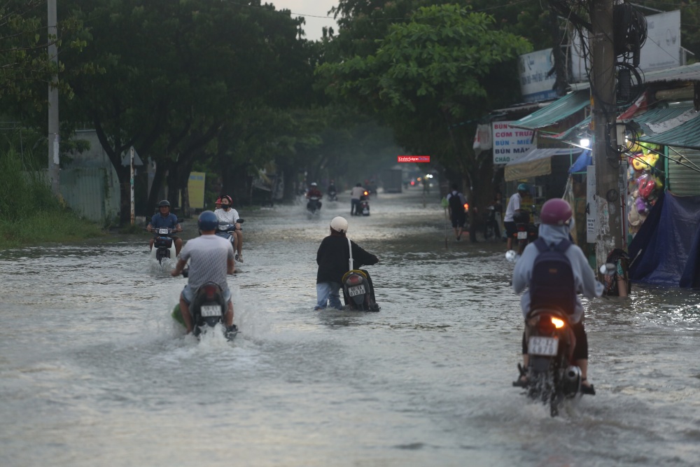 Triều cường dâng cao, người dân Nhà Bè ‘lội’ nước về nhà
