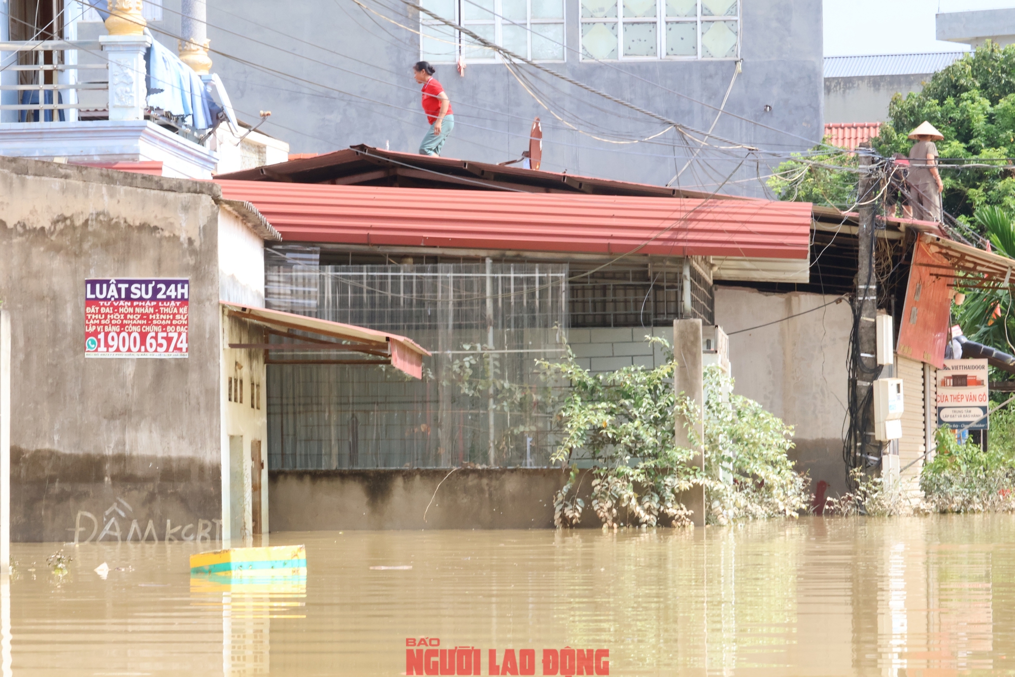 Những hình ảnh mới nhất ở nơi nước ngập sâu 2 m, dân sinh hoạt trên mái nhà
