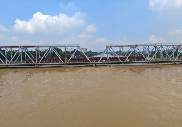 Đưa đoàn tàu 300 tấn ngăn lũ cuốn trôi cầu đường sắt Bắc Giang