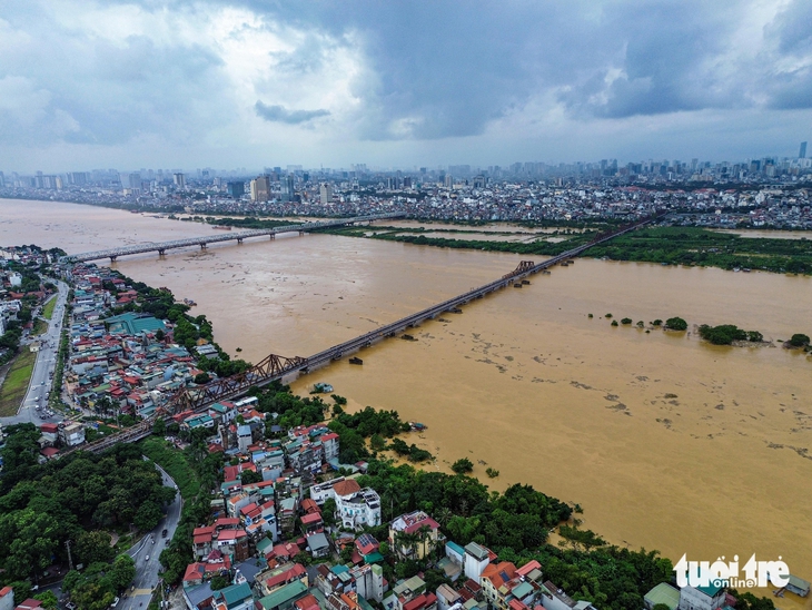 Sông Hồng qua Hà Nội mênh mông nước, làng đào lại ngâm mình trong dòng lũ