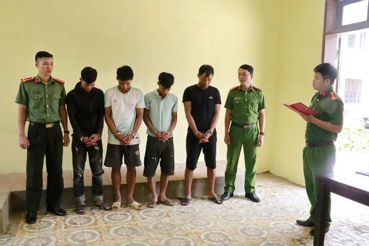 Bốn anh em chèo thuyền đi trộm tủ lạnh, điều hòa của nhà dân chạy lũ