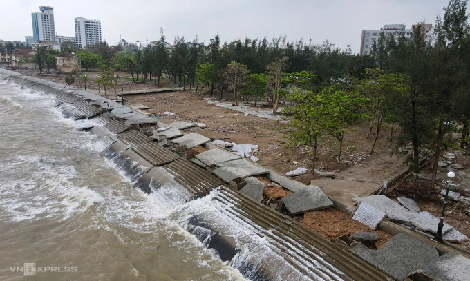 Kè biển hơn 40 tỷ đồng ở Nghệ An vỡ nát sau mưa bão