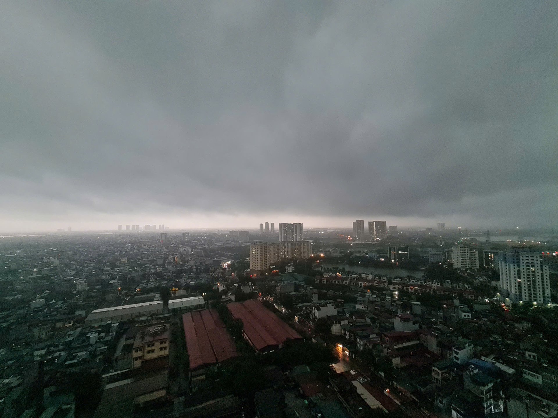 Lại xuất hiện một đám mây đối lưu khổng lồ, 4 giờ tới, nội thành Hà Nội cần đặc biệt lưu ý điều này