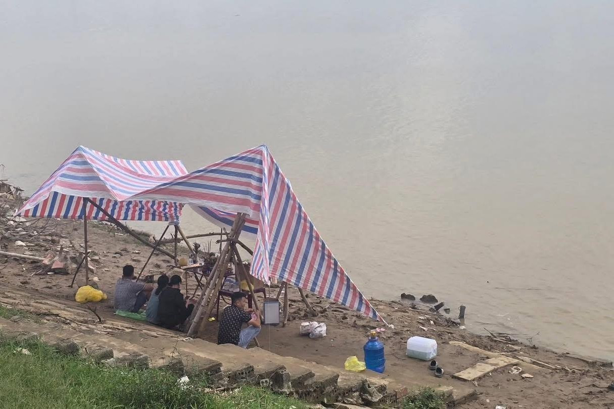 Vụ nghi bố ôm 2 con gái nhảy sông: Hé lộ tin nhắn cuối của người bố với cô giáo của con