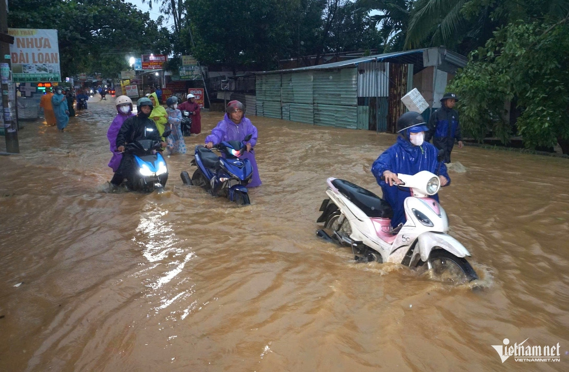 Đà Nẵng mưa lớn, nước đổ cuồn cuộn, người dân vật vã dắt xe chết máy đi làm