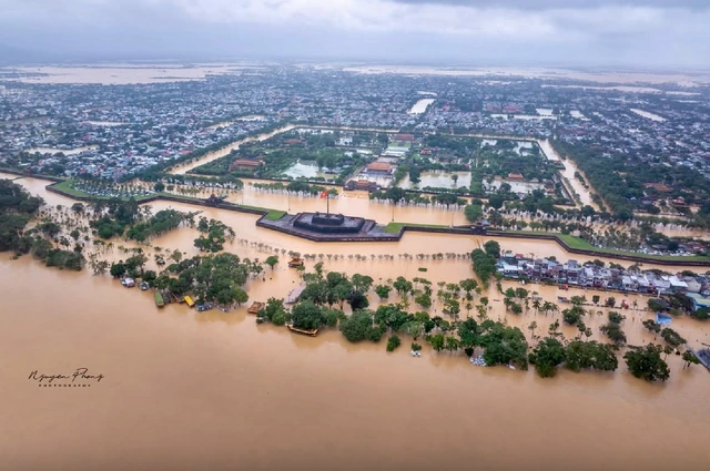 Trên sông Hương, sông Bồ ở Huế lũ đang lên lại, có thể đạt đỉnh 61 năm  