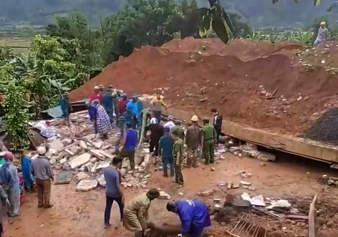 Nhà hàng xóm đang xây bất ngờ sập móng, hai cha con tử vong, 3 người bị thương