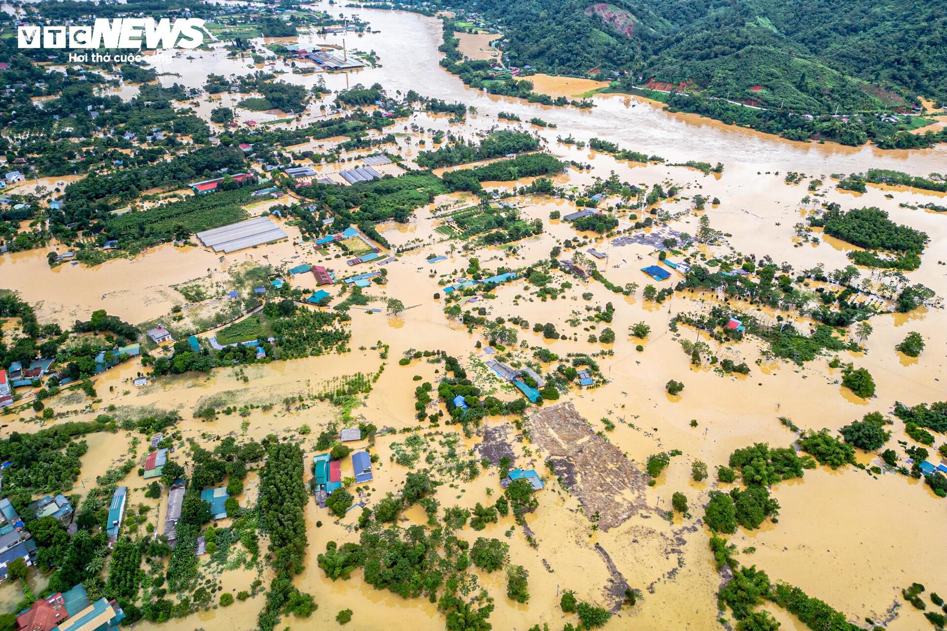 Tuyên Quang mênh mông nước lũ, nghìn ngôi nhà ngập đến tận nóc