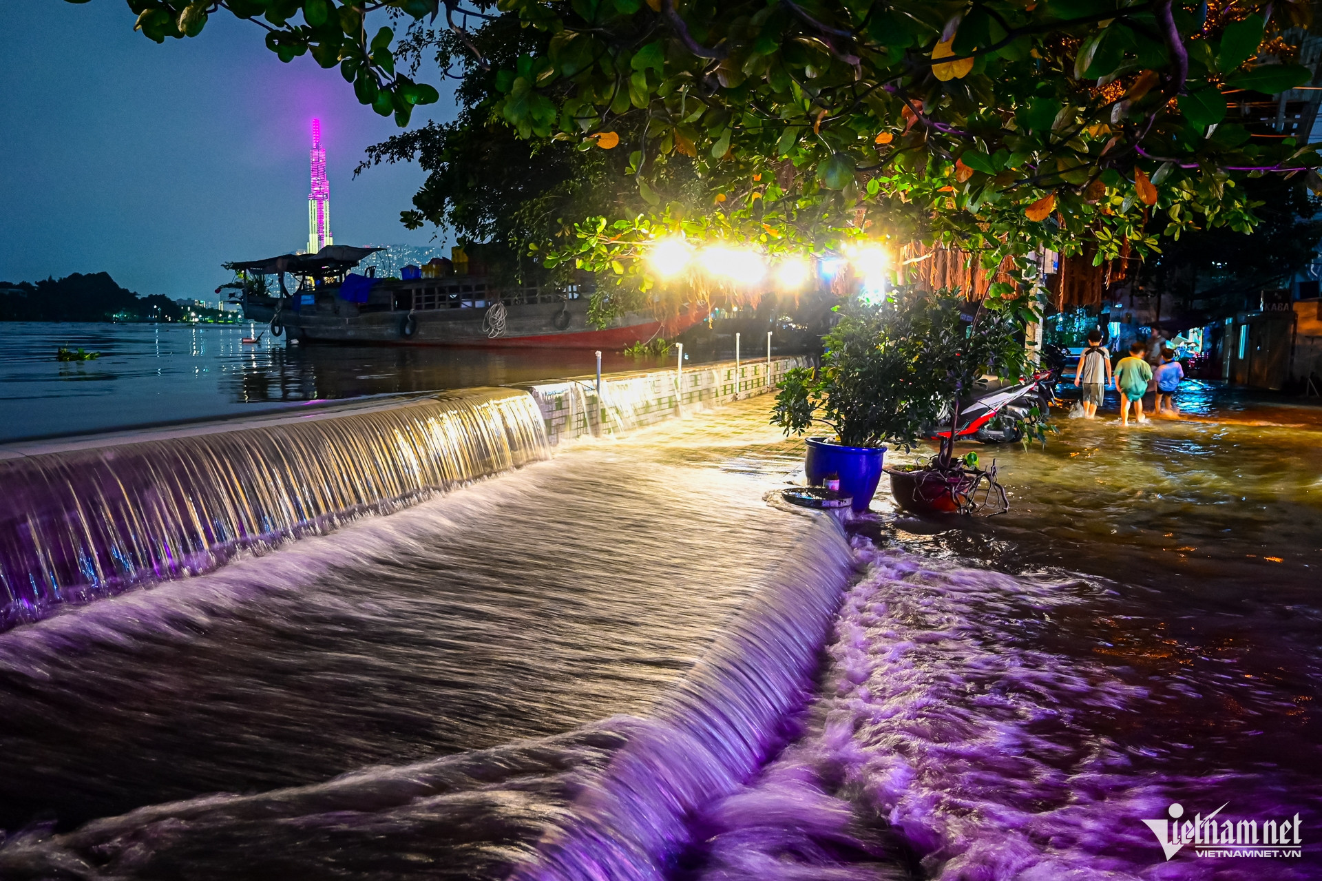 Triều cường vượt bờ kè, tràn vào trung tâm TPHCM: Người dân thốt lên '10 năm mới thấy'