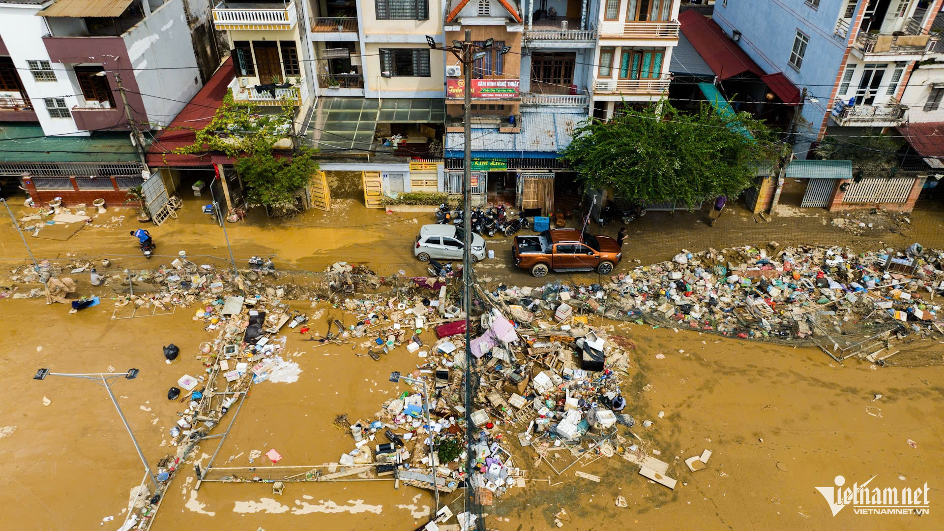 Cảnh tượng tang hoang của Thái Nguyên sau khi lũ rút, người dân lại phải gồng mình dọn bùn rác