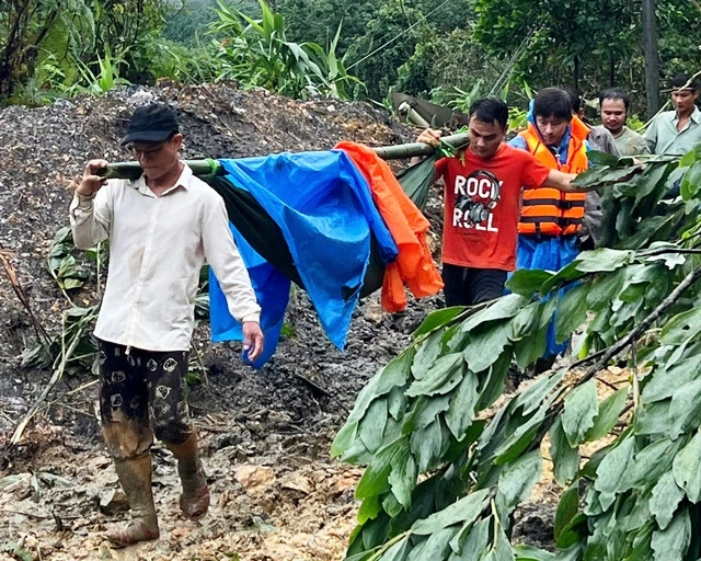 Đà Nẵng: Sập nhà do sạt lở đất, 5 người bị thương, 3 ca tiên lượng nặng