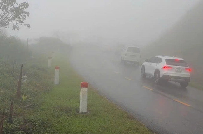 Đèo Vi Ô Lắc sạt lở, ôtô ùn tắc 2 km