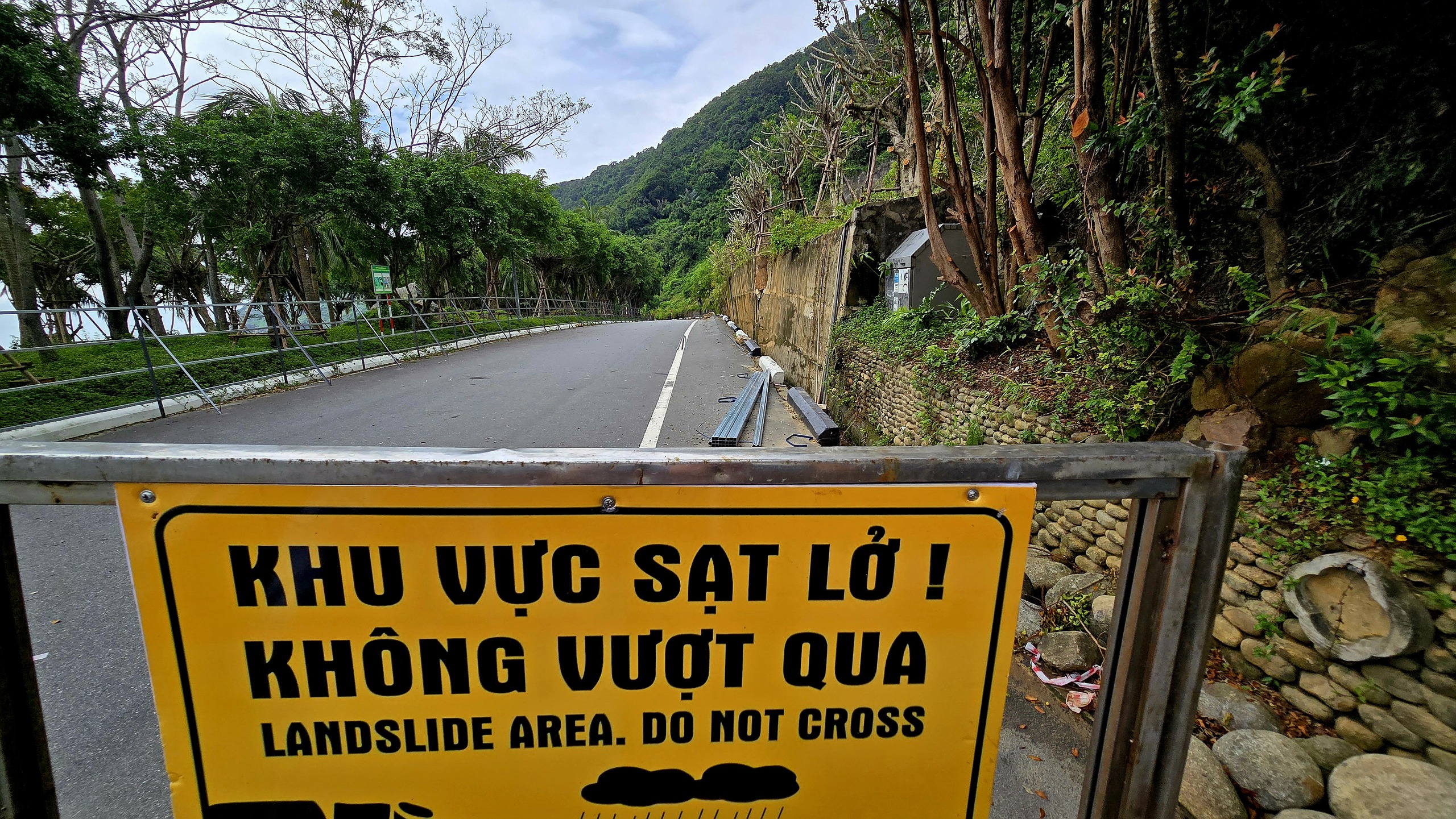Mưa lớn gây sạt lở, Đà Nẵng tạm phong tỏa nhiều đoạn trên bán đảo Sơn Trà