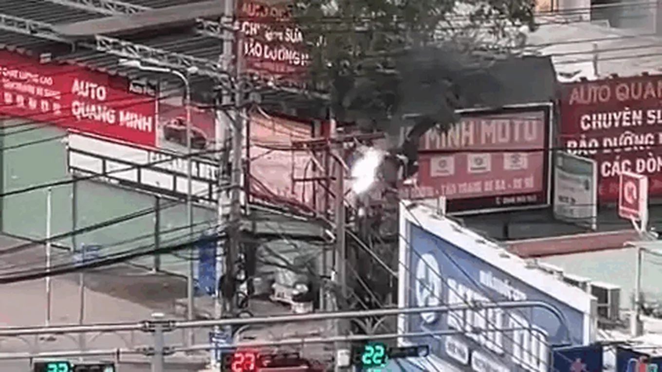 TP.HCM: Đường dây điện phát nổ, người dân hoảng hốt quay đầu xe