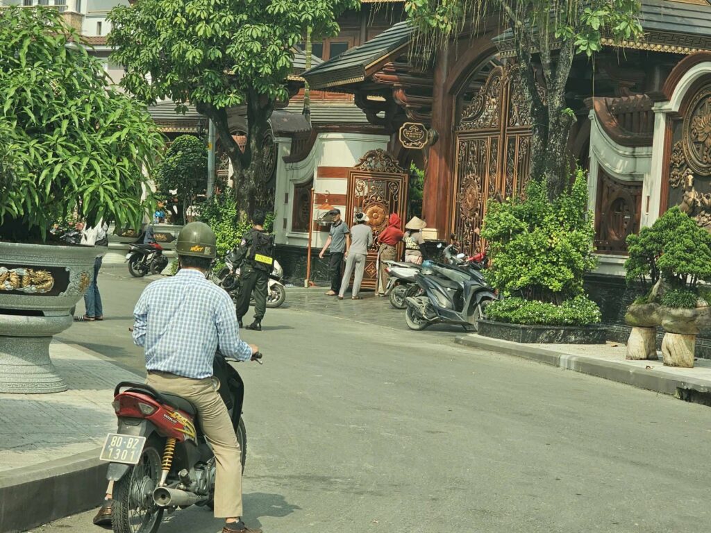 Hơn 100 cán bộ chiến sĩ công an có mặt tại biệt phủ của "bà trùm thẩm mỹ" Mailisa ở TP.HCM