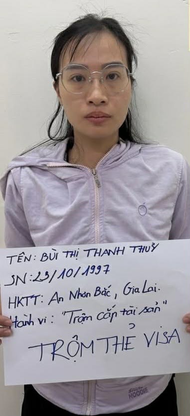 Bắt quản lý nhà hàng nhặt được thẻ tín dụng của khách liền cầm đi quẹt mua iPhone và tai nghe