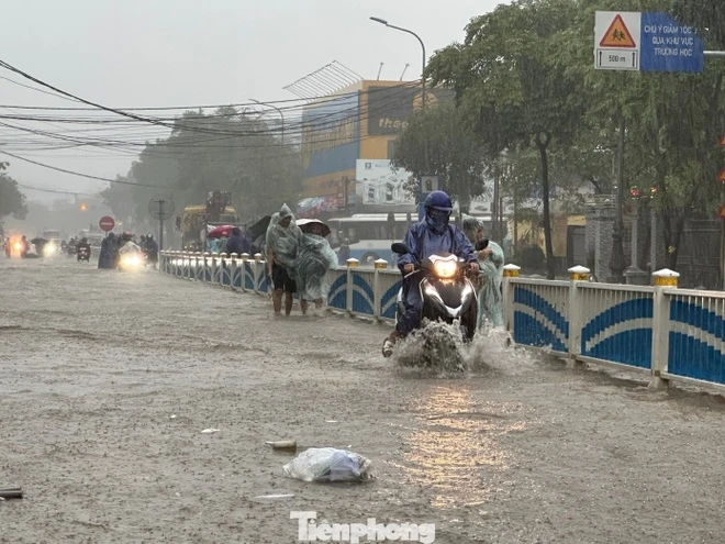 Miền Trung sắp mưa lớn, từ đêm 15/11 đến 18/11, tổng lượng có nơi vượt 700 mm