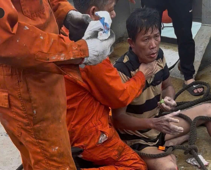 Người sống sót 42 giờ trên biển: 'Uống nước mưa, ăn cua sống để cầm cự'
