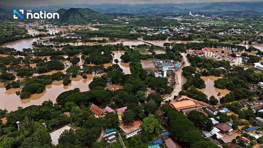 Thái Lan hứng mưa kỷ lục 300 năm, Malaysia sơ tán hàng vạn dân vì lụt