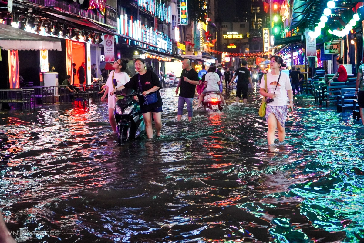 Phố Tây Bùi Viện ở trung tâm TP HCM ngập nặng sau mưa lớn