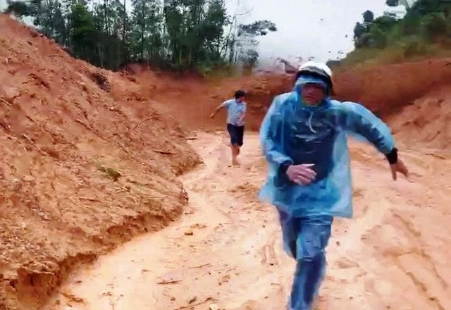 Đà Nẵng: Sạt lở đất ầm ầm như thác, nhiều người hoảng loạn tháo chạy