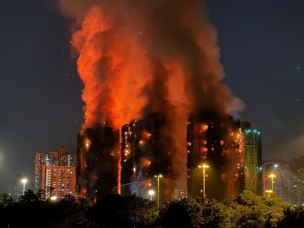 "Cây cầu lạ" xuất hiện trên bầu trời Hong Kong (Trung Quốc) sau 3 tiếng vụ cháy như tận thế