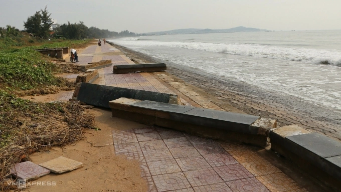 Sóng lớn đánh vỡ kè, sạt mố cầu ở Phan Thiết, Nha Trang