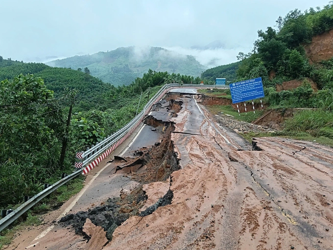 Khánh Hòa: Đèo Khánh Lê nứt toác, sạt lở nghiêm trọng
