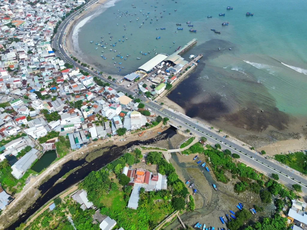 Nước rỉ rác 'tấn công' biển Nha Trang: Dòng nước ô nhiễm chảy xuyên khu dân cư