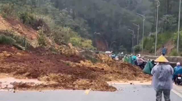 Quảng Ngãi: QL24 xuất hiện nhiều điểm sạt lở, giao thông ách tắc