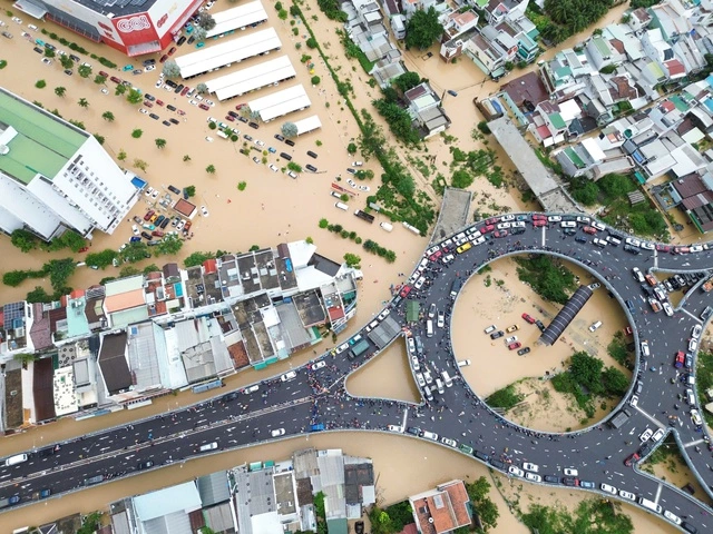 Biển nước ngập lụt Tây Nha Trang, vòng xoay Ngọc Hội thành nơi 'cứu' ô tô