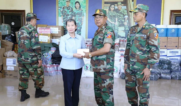Tướng Campuchia xuất hiện mạnh khỏe sau khi báo Thái đưa tin 'tử trận'
