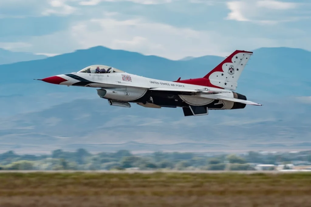 Khoảnh khắc rơi tiêm kích F-16 của Mỹ