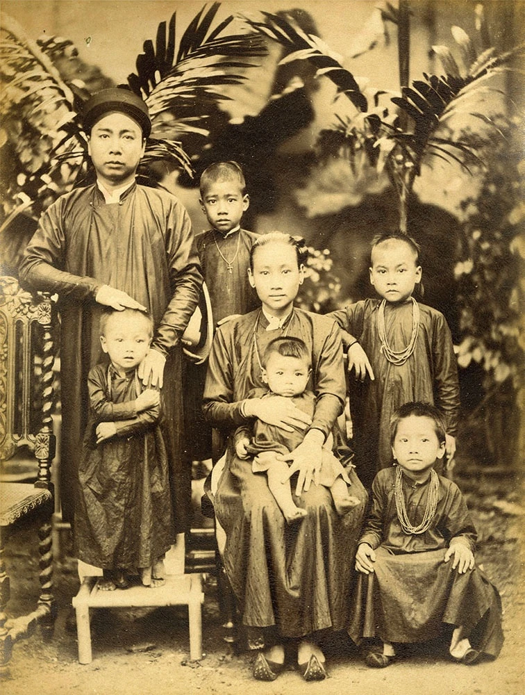 Ảnh chụp một gia đình Việt Nam vào khoảng năm 1890 của Aurélien Pestel, được in trên giấy bạch đản.