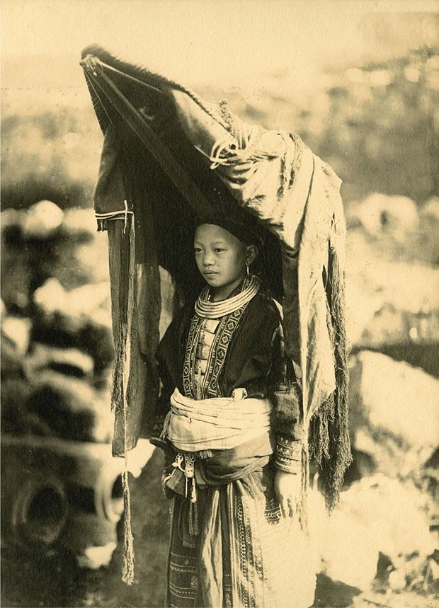 Ảnh khuyết danh được chụp khoảng năm 1925. Trong hình là thiếu nữ ở Lào Cai.