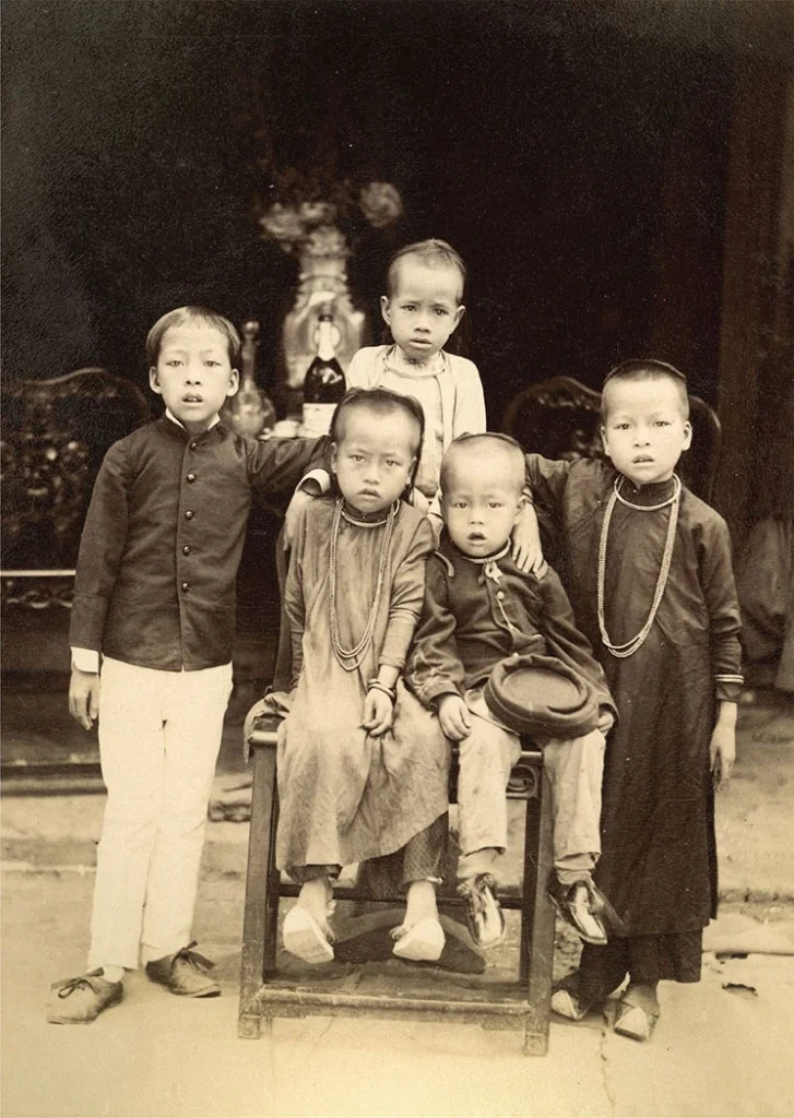 Ảnh của Aurélien Pestel chụp trẻ em với dáng vẻ hồn nhiên, ngây thơ khoảng năm 1890. Ảnh được in trên giấy bạch đản.